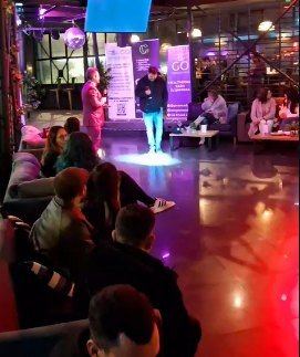 José dando una charla sobre SEO en un evento